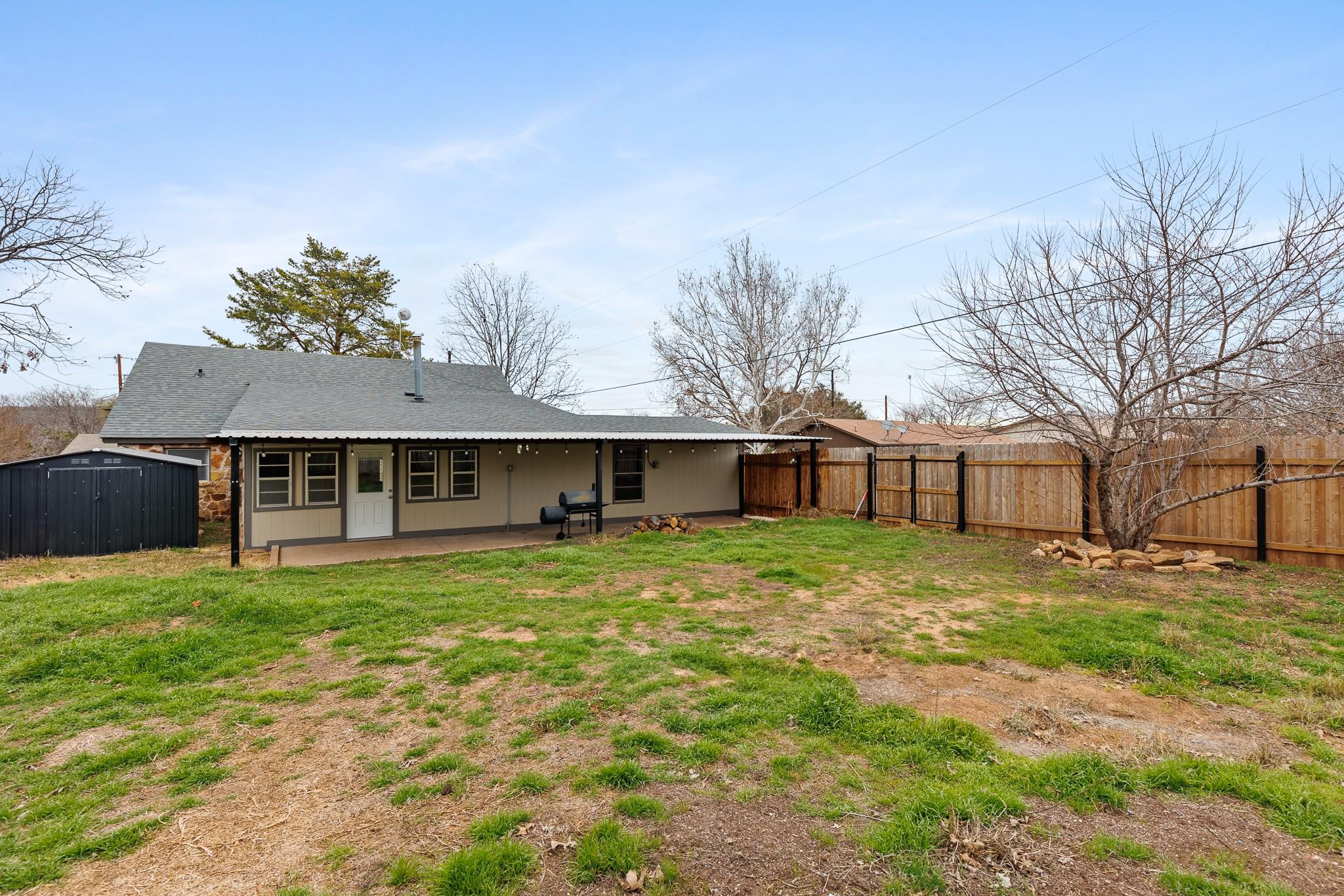 400 N River Oaks DR