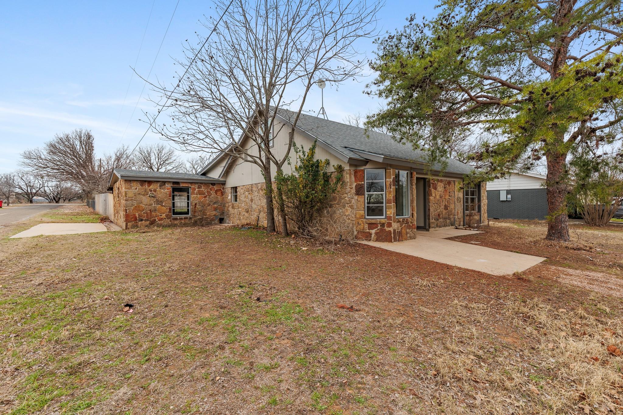 400 N River Oaks DR