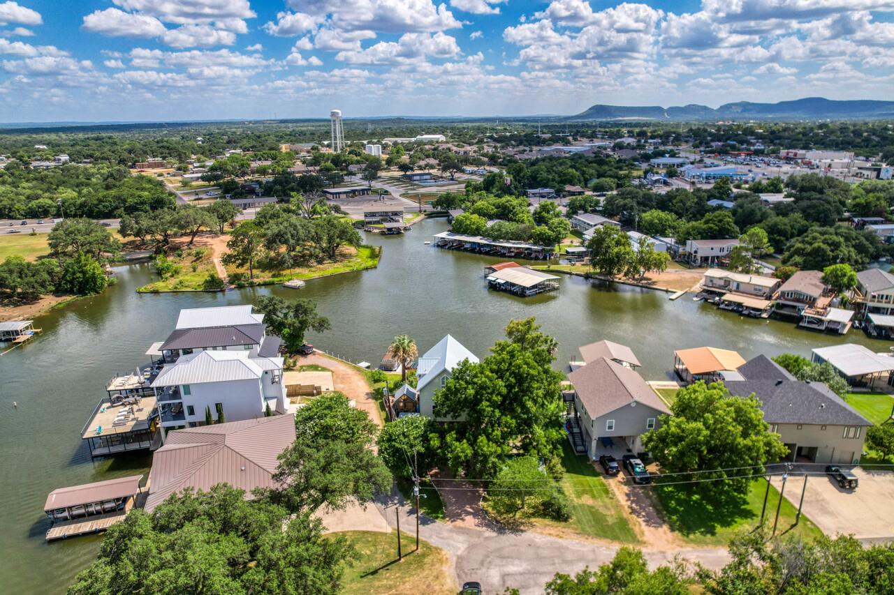1605 Glencove DR