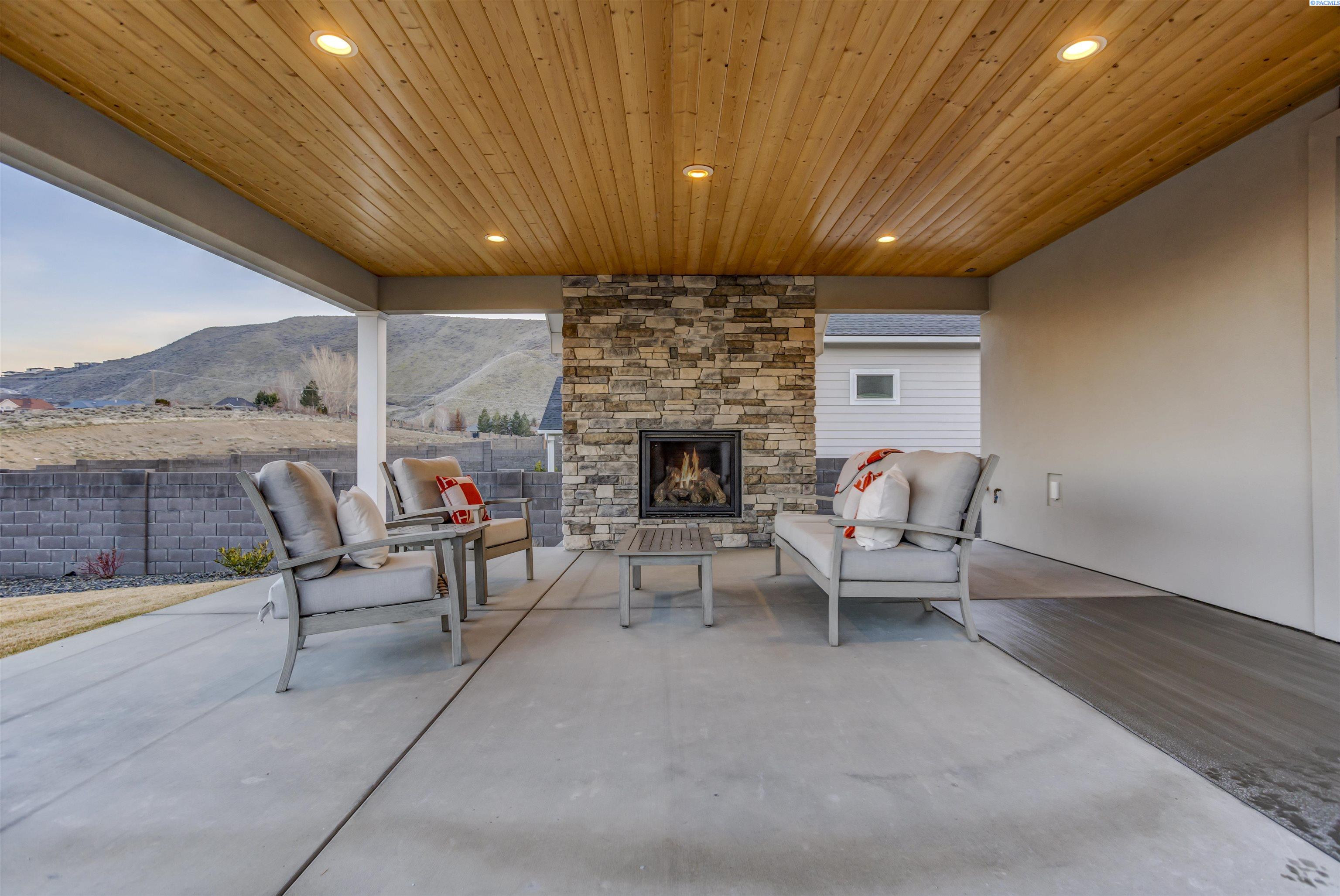 1226 Meadow Hills Dr