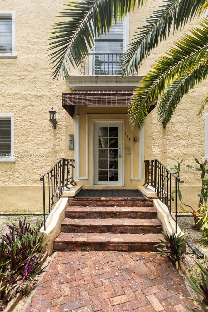 223 Calabria Ave # 9