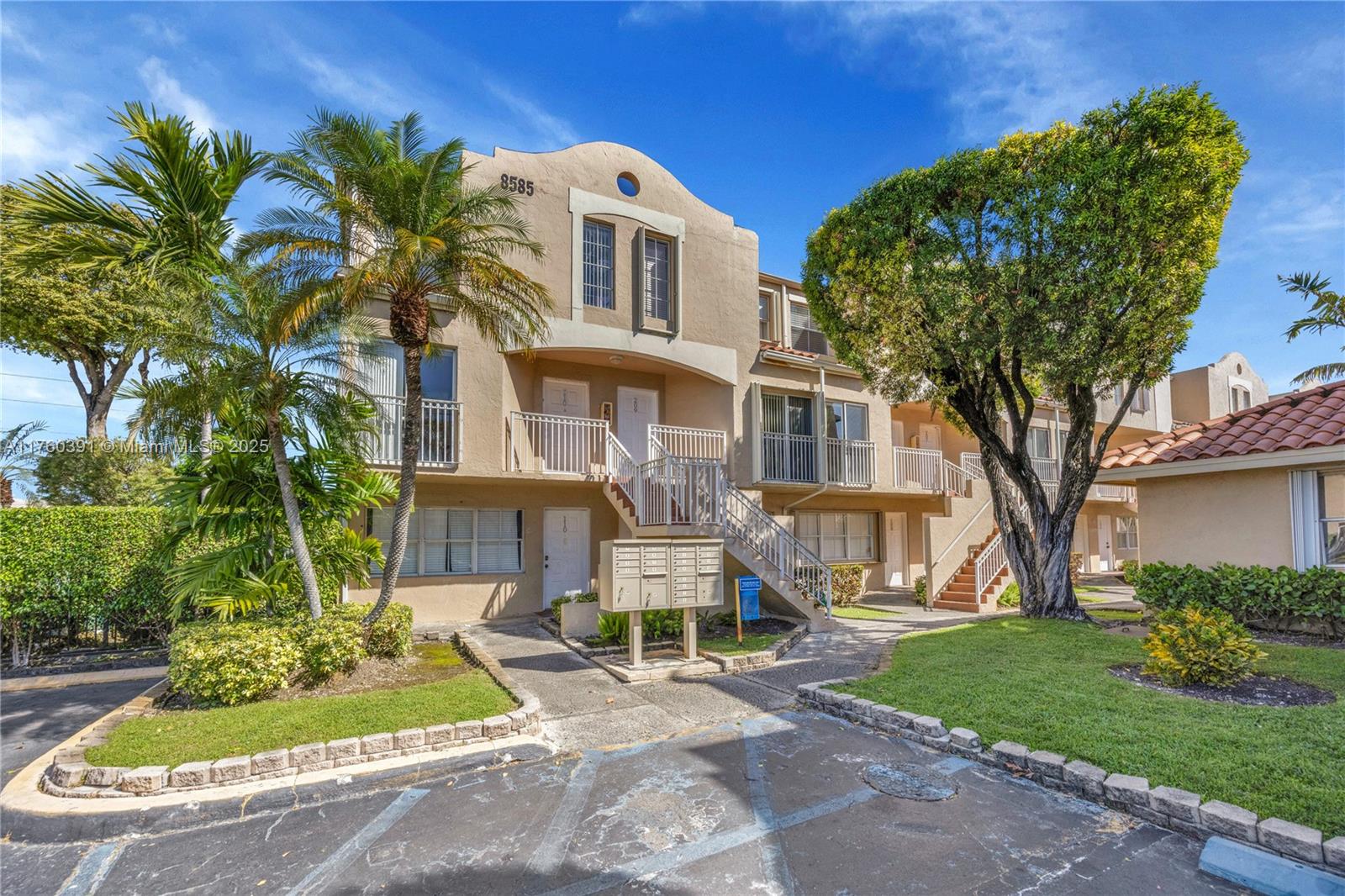 8585 NW 6th Ln # 208 Unit: 9-208