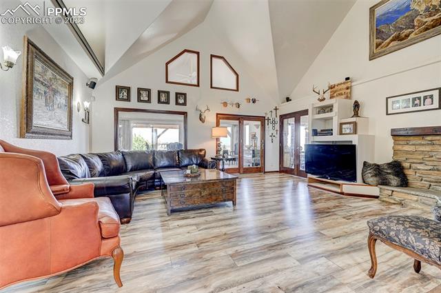 1421 W Carrizo Springs Lane