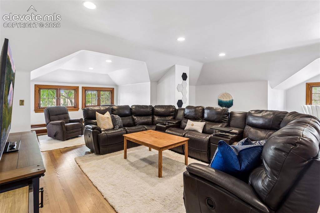 1600 Cascade Avenue
