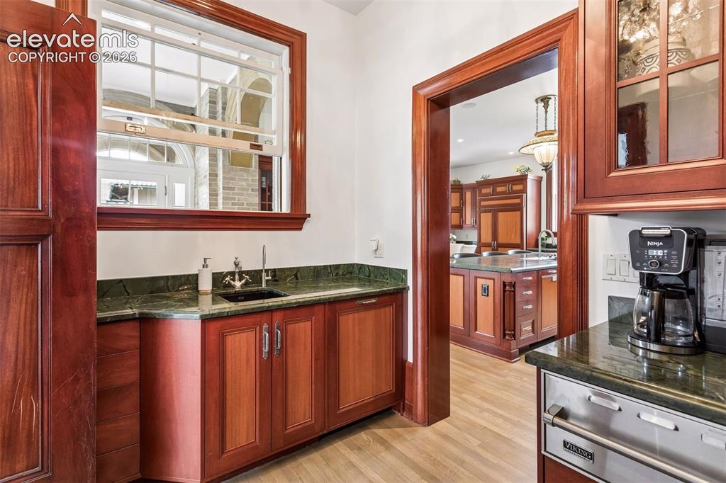 1600 Cascade Avenue