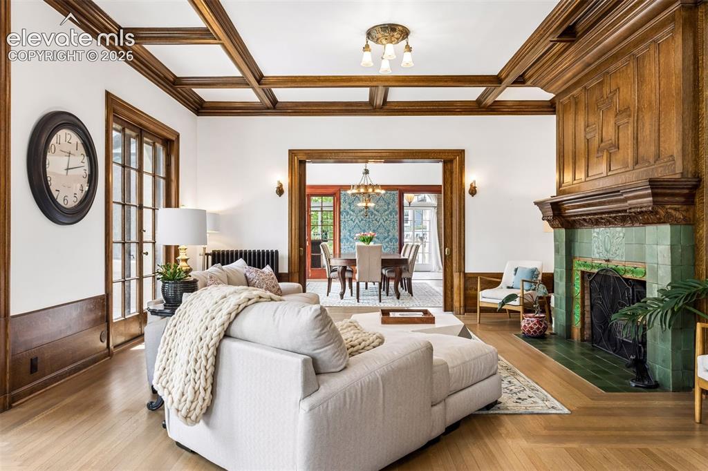 1600 Cascade Avenue
