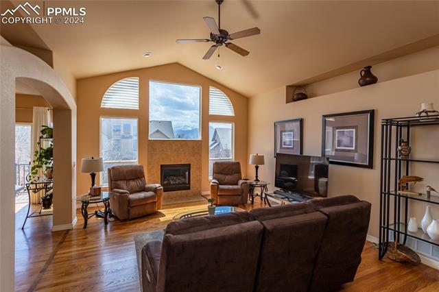 1077 W Glengary Place