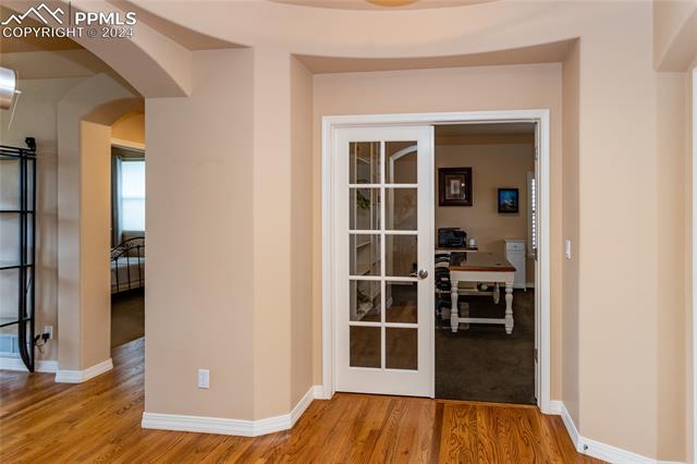 1077 W Glengary Place