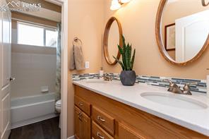 1077 W Glengary Place