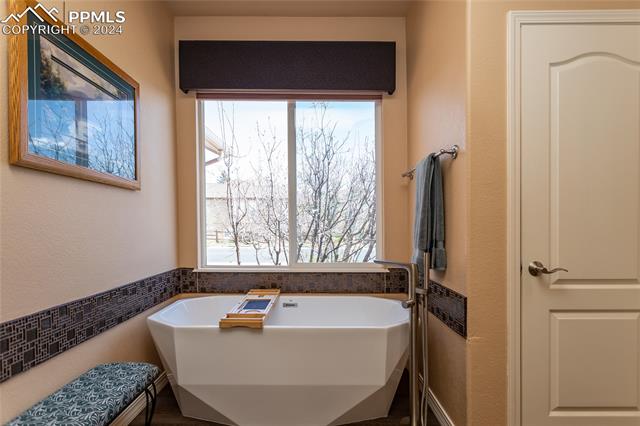 1077 W Glengary Place