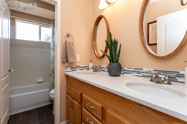 1077 W Glengary Place