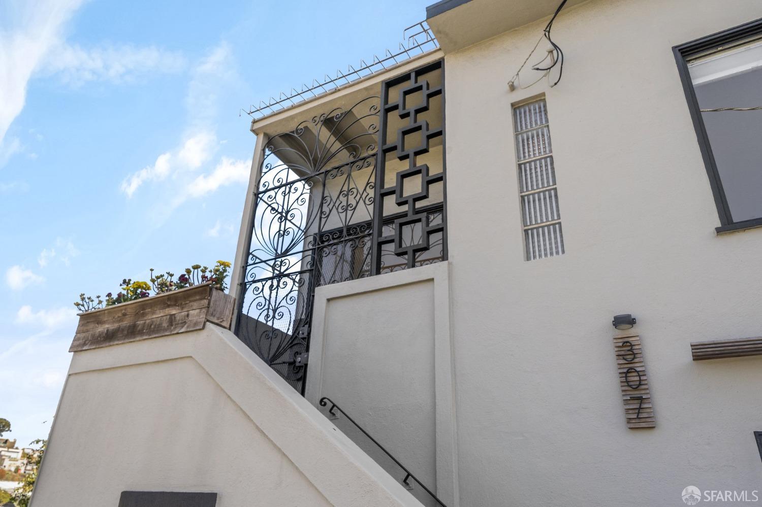 307 Banks Street
