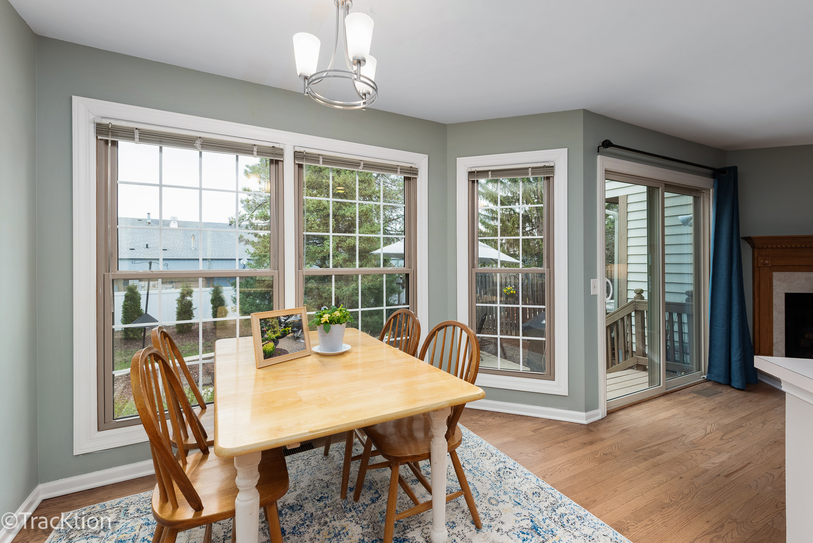 27W220 Chelsea Circle