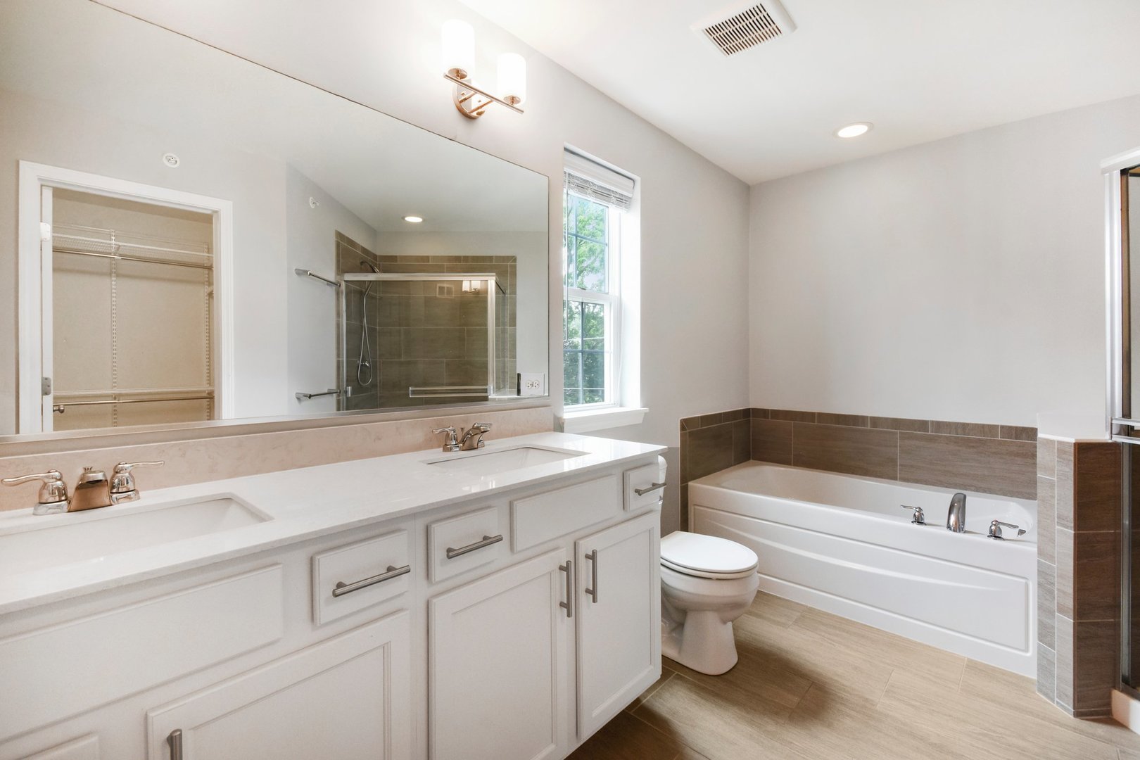2490 Huntleigh Lane