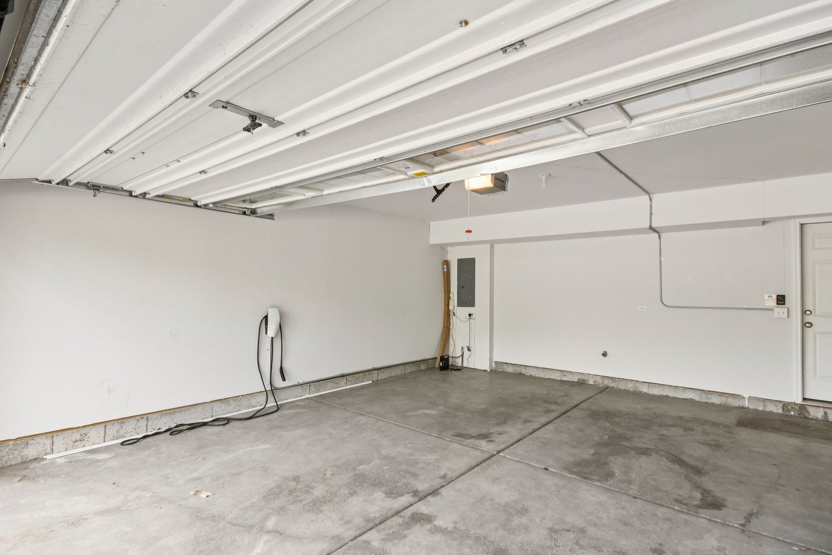 2490 Huntleigh Lane