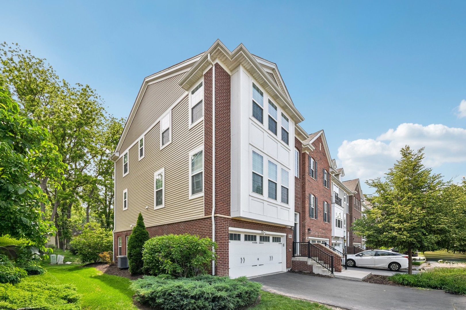 2490 Huntleigh Lane