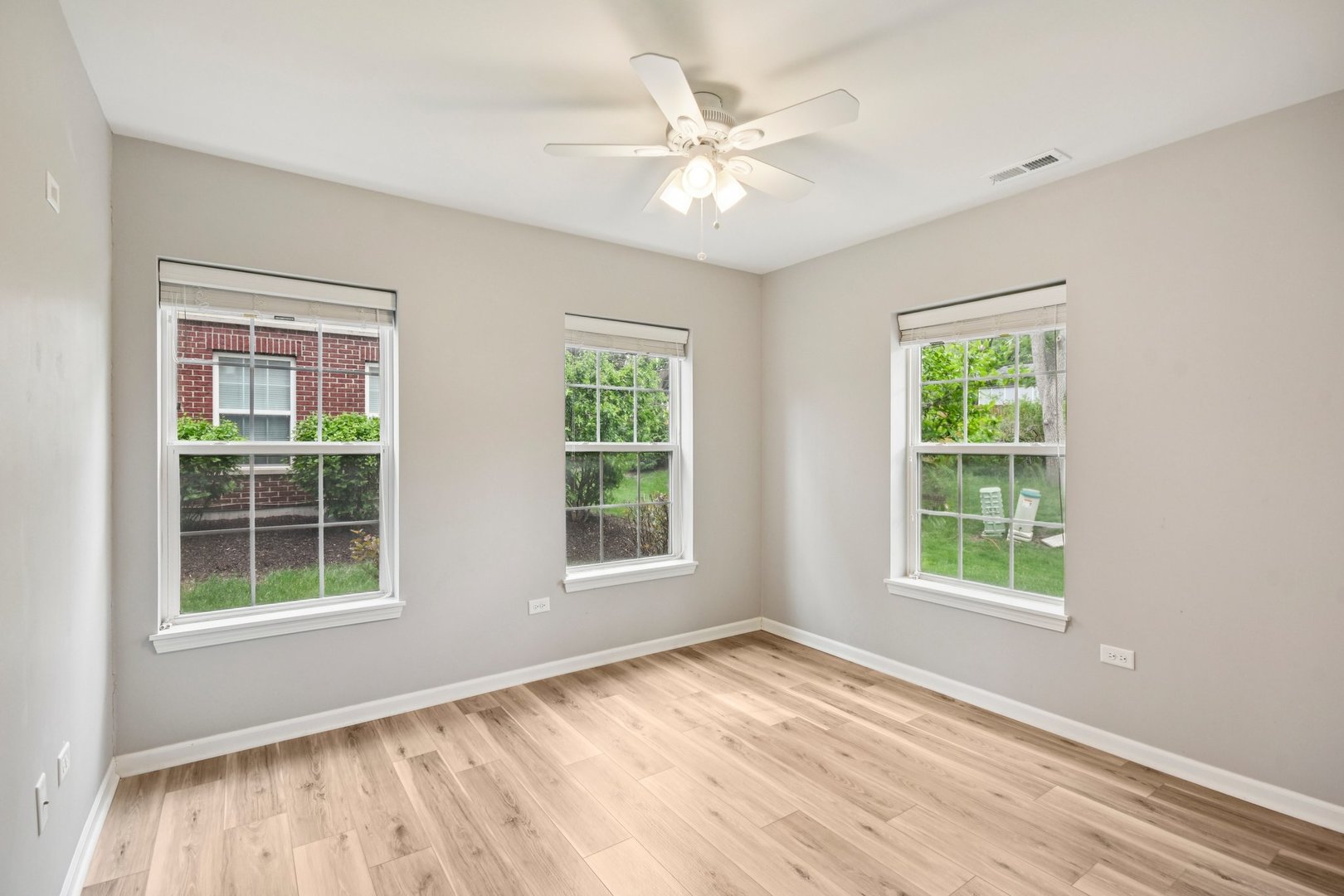 2490 Huntleigh Lane