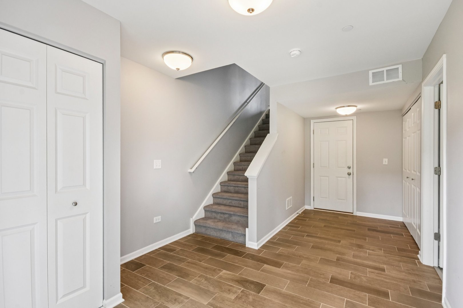 2490 Huntleigh Lane