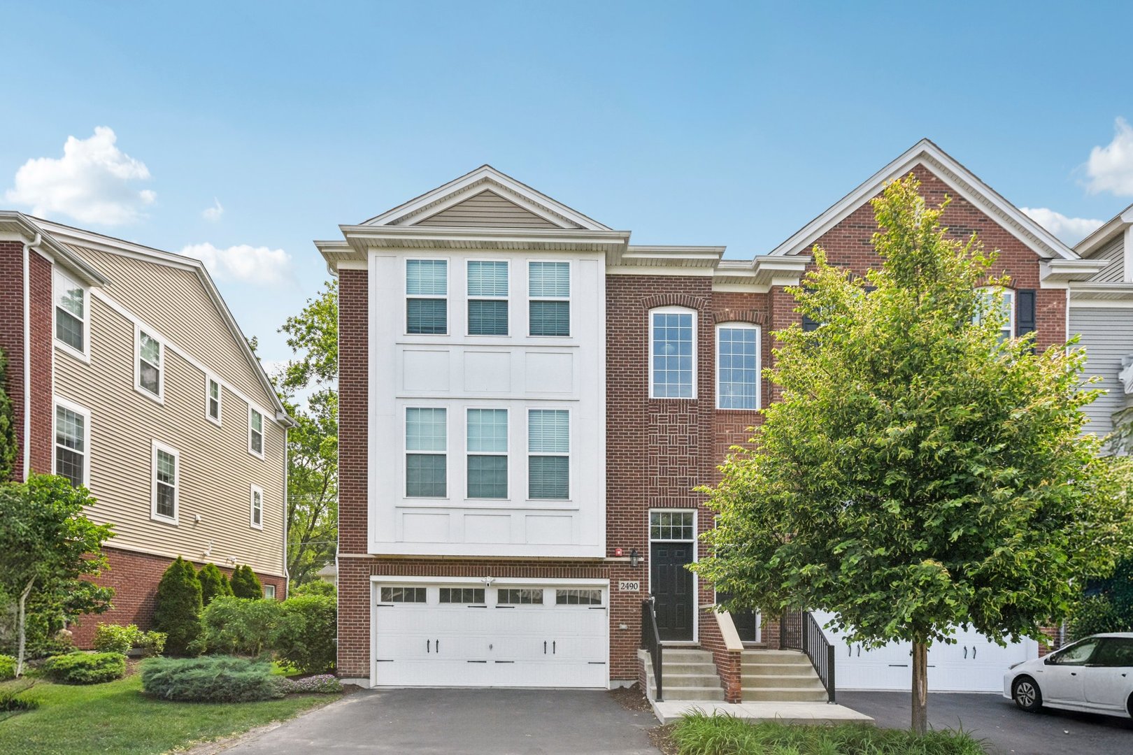 2490 Huntleigh Lane