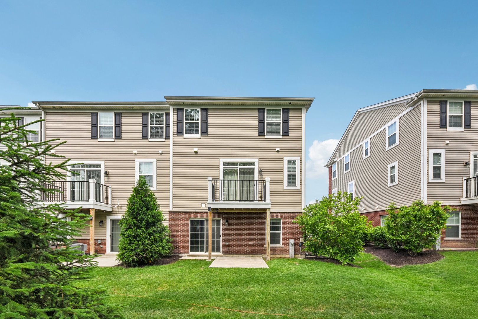2490 Huntleigh Lane