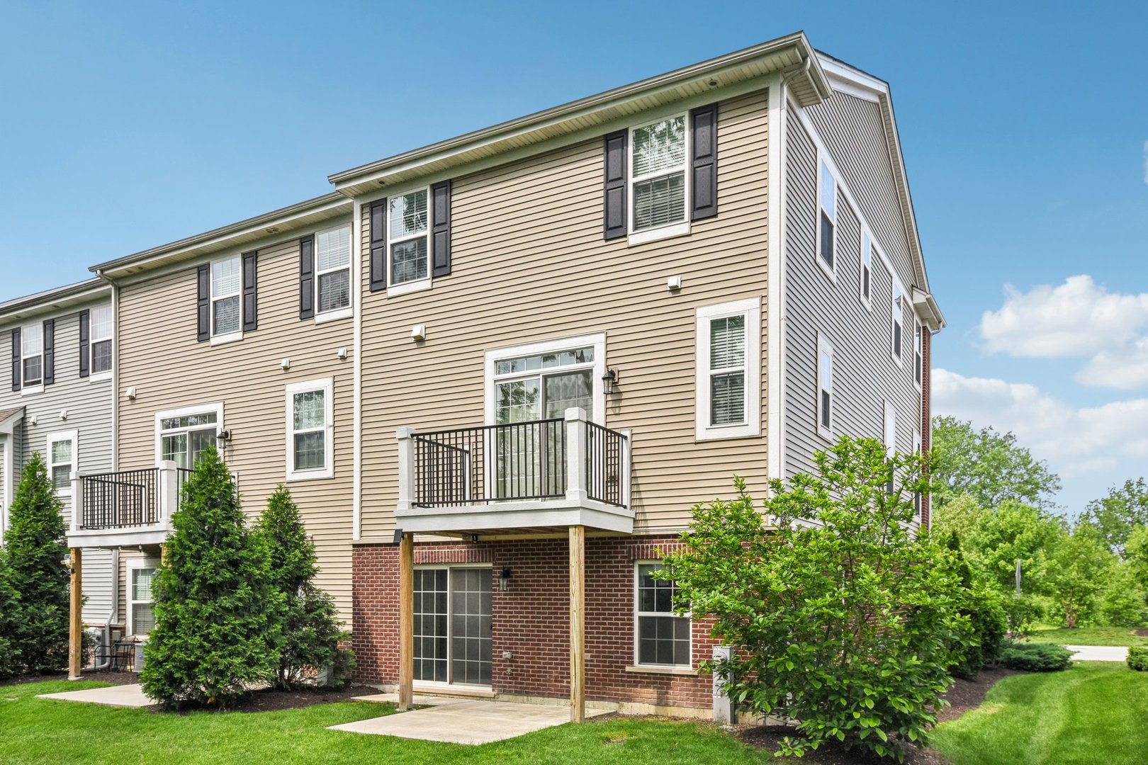 2490 Huntleigh Lane
