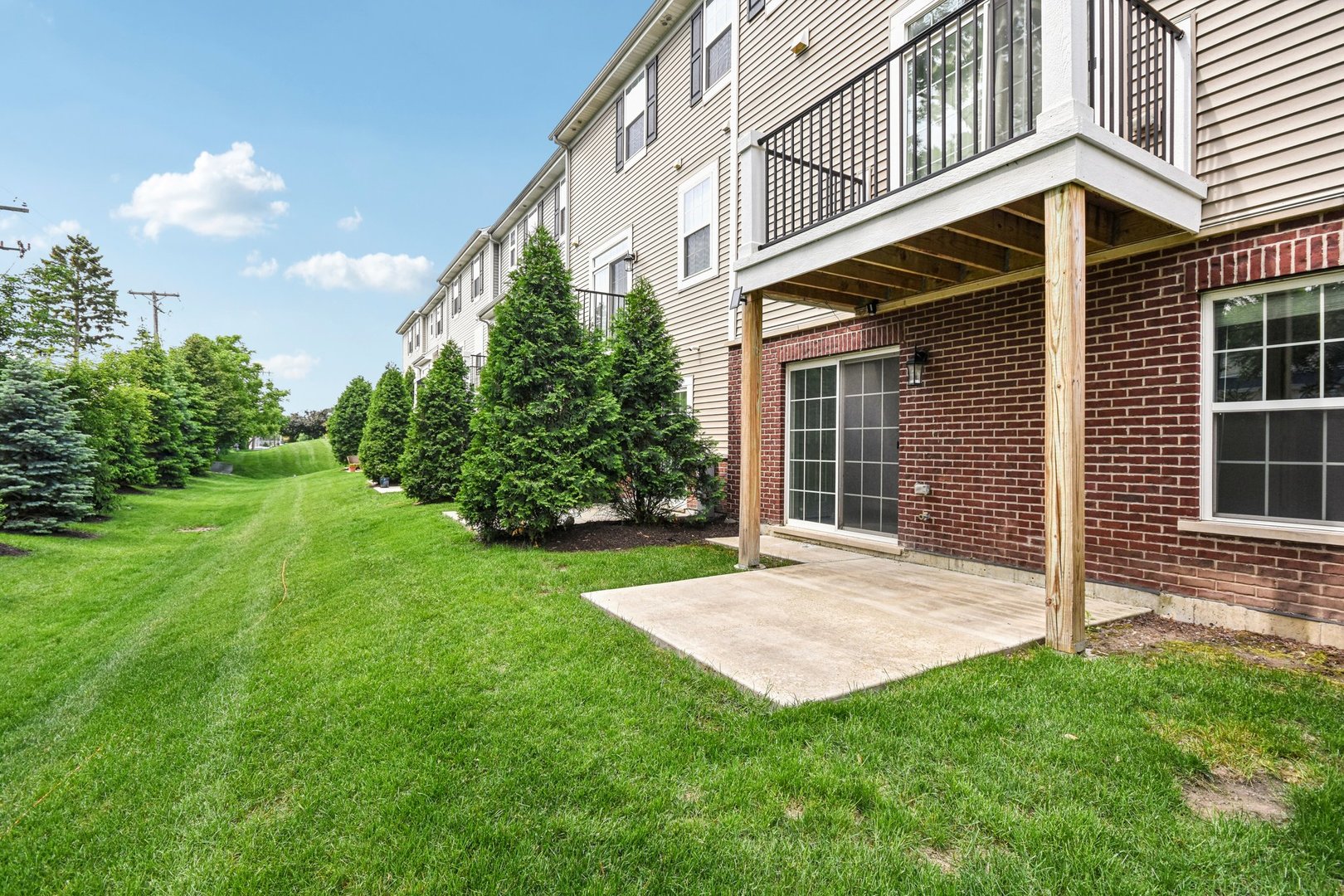 2490 Huntleigh Lane