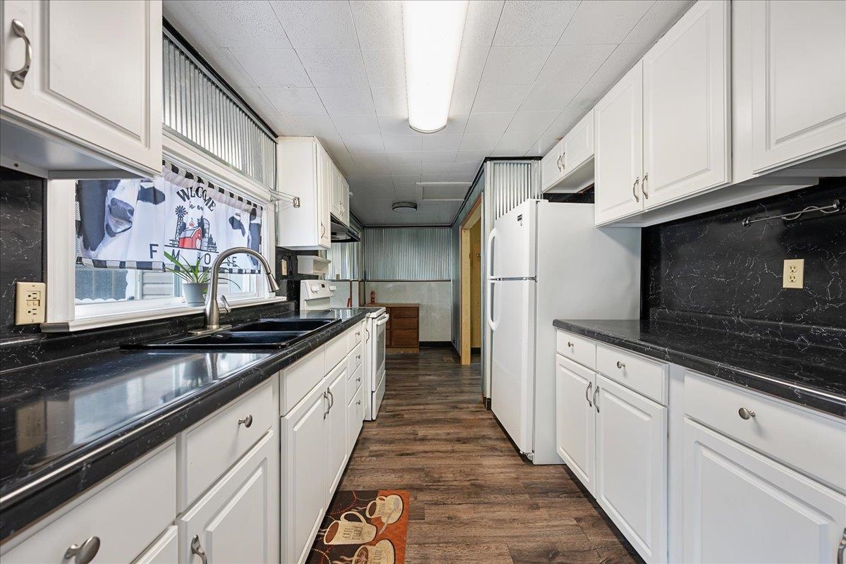 21057 Highway 385