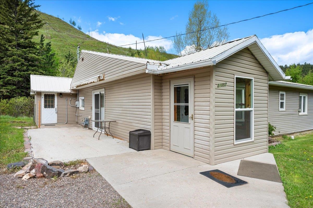 21057 Highway 385