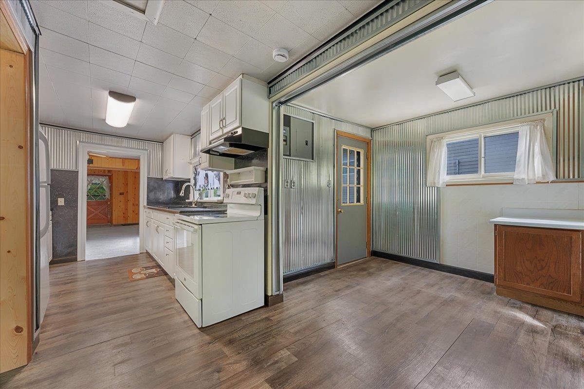21057 Highway 385