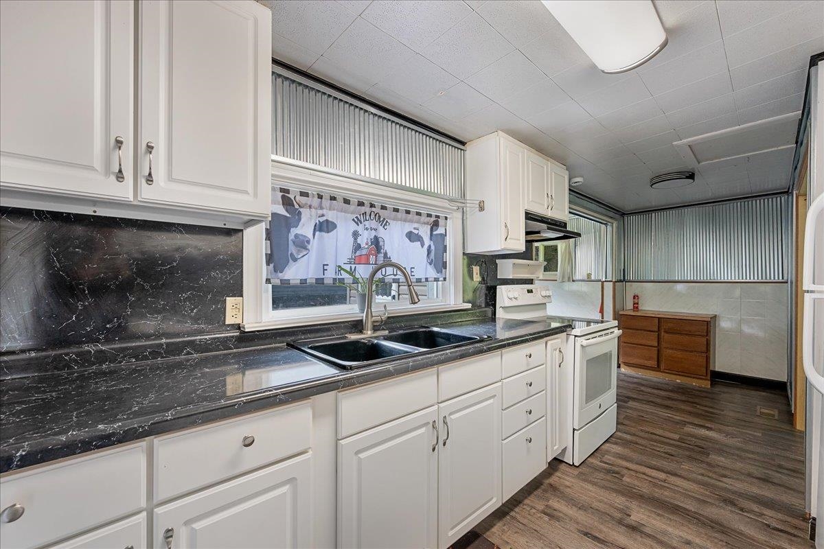 21057 Highway 385