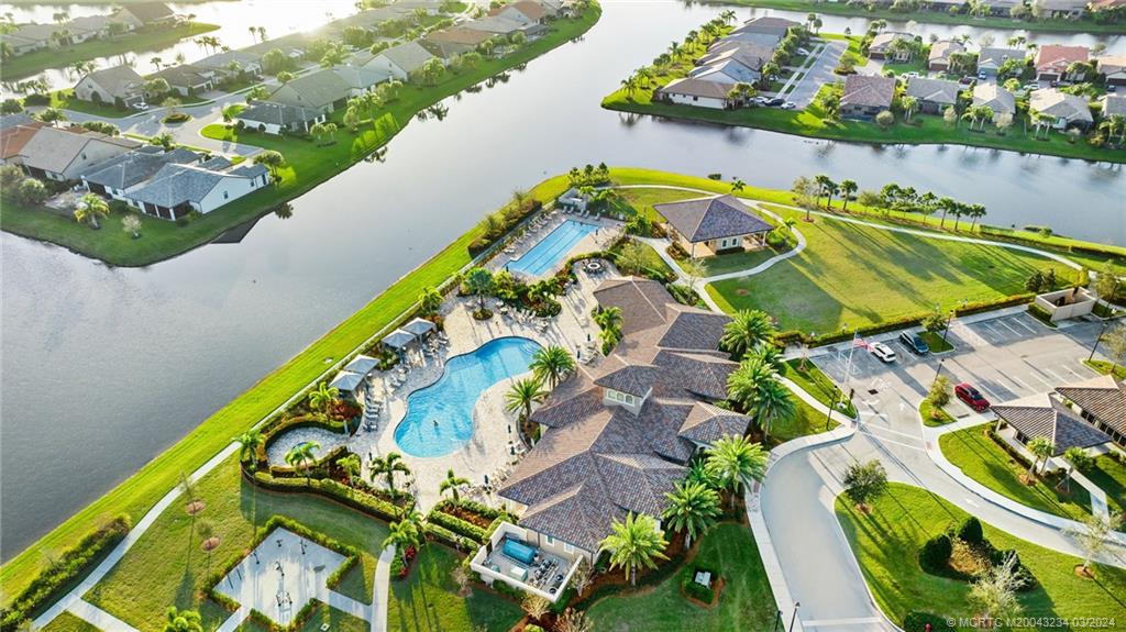 668 SE Villandry Way