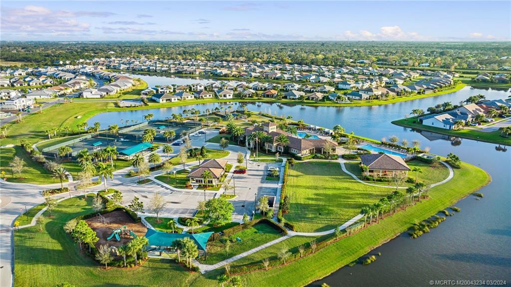 668 SE Villandry Way