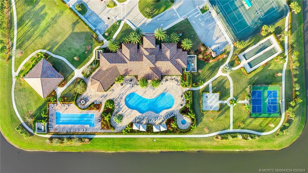 668 SE Villandry Way