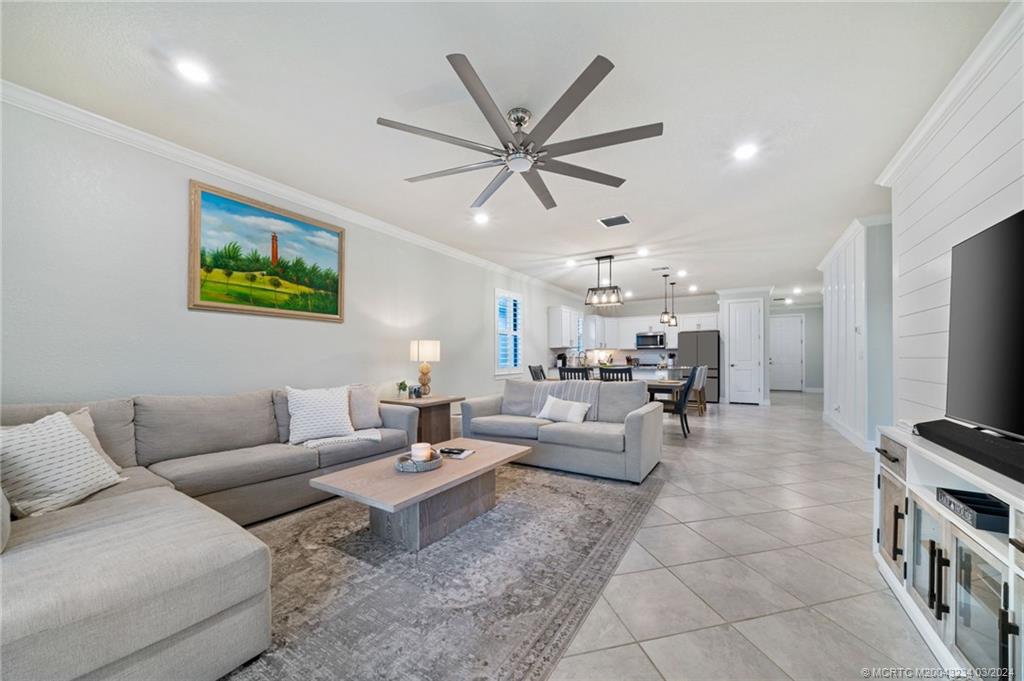 668 SE Villandry Way