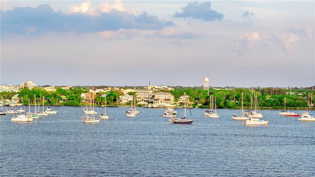 781 SW Bay Pointe Circle