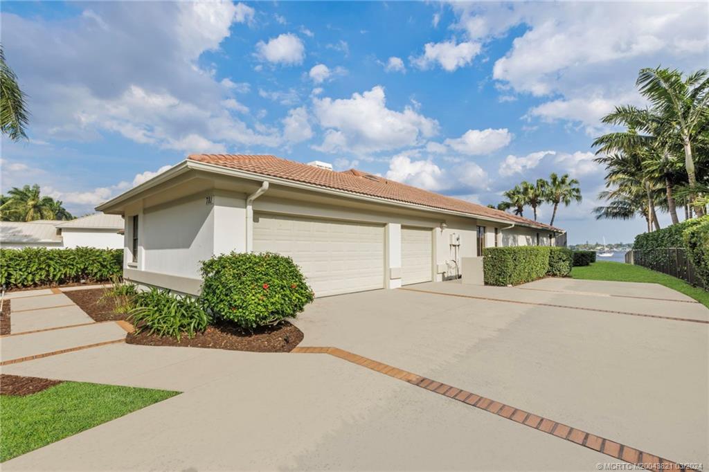 781 SW Bay Pointe Circle