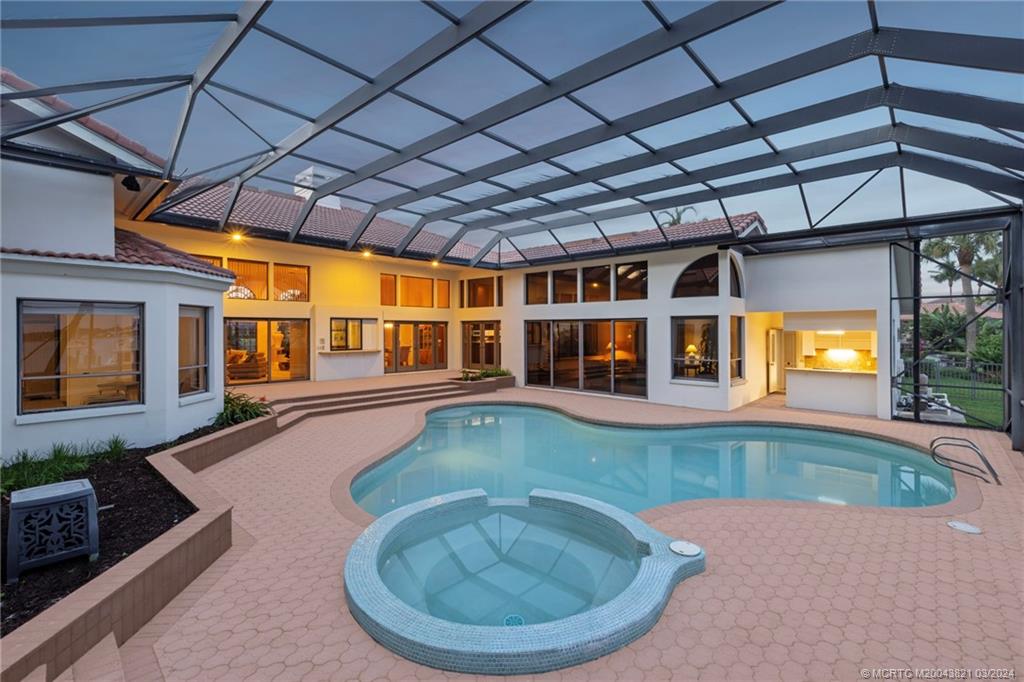 781 SW Bay Pointe Circle