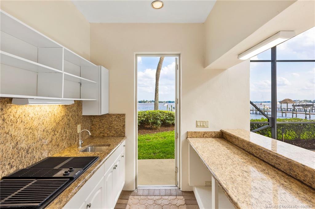 781 SW Bay Pointe Circle