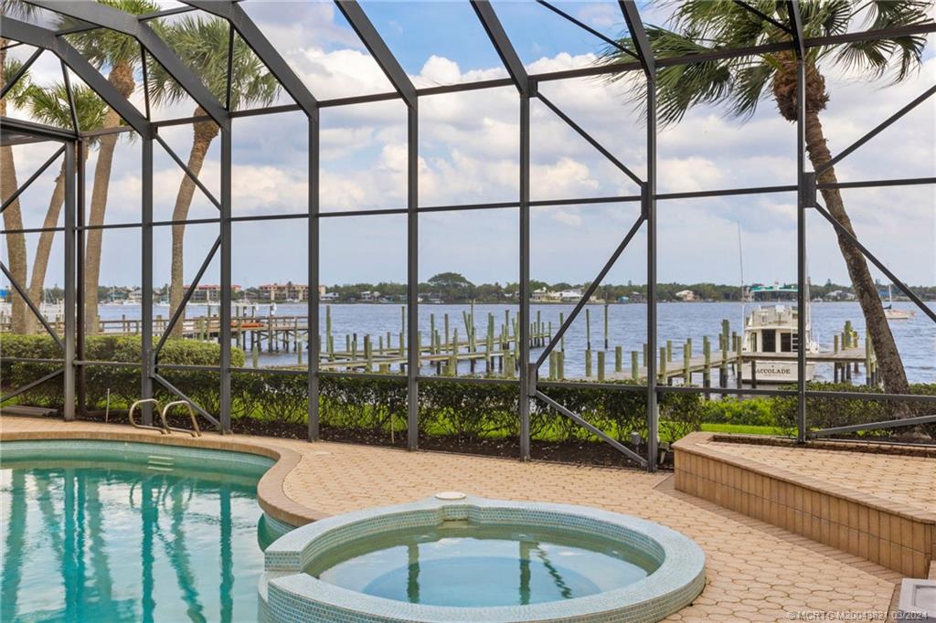 781 SW Bay Pointe Circle