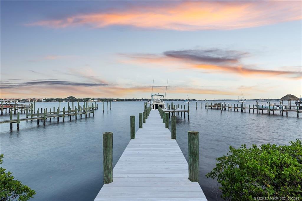 781 SW Bay Pointe Circle