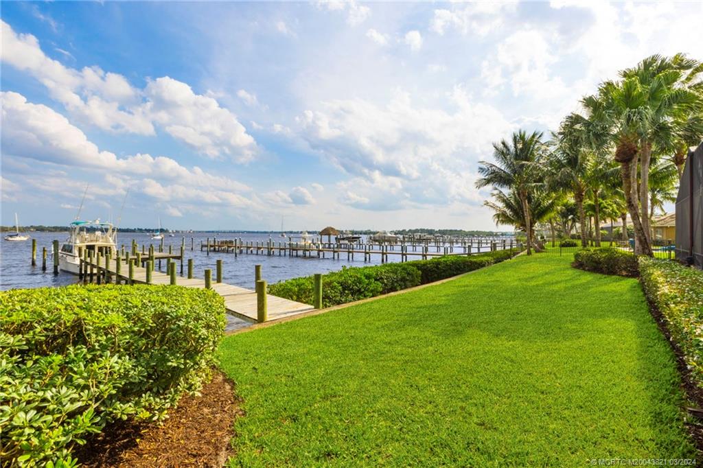 781 SW Bay Pointe Circle