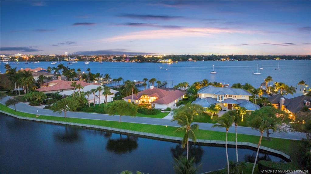 781 SW Bay Pointe Circle