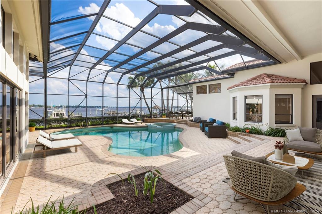 781 SW Bay Pointe Circle