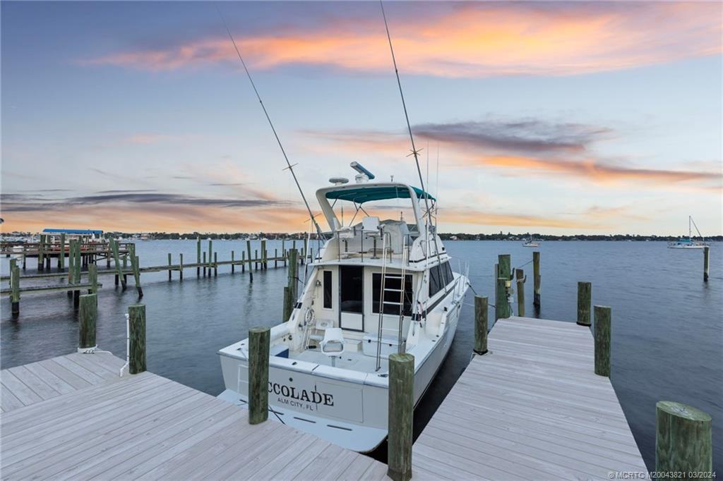 781 SW Bay Pointe Circle