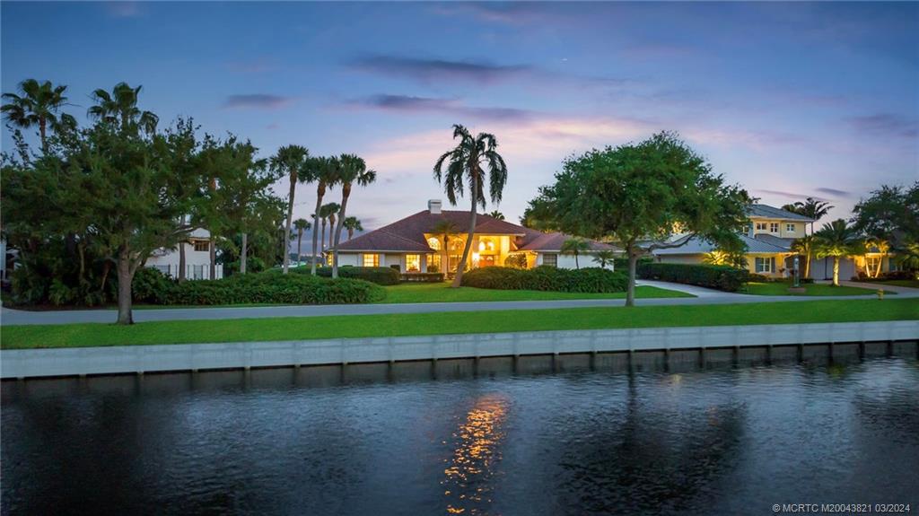 781 SW Bay Pointe Circle