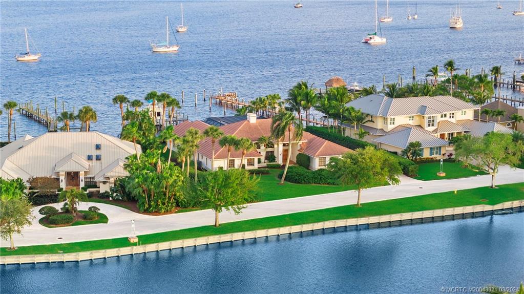 781 SW Bay Pointe Circle