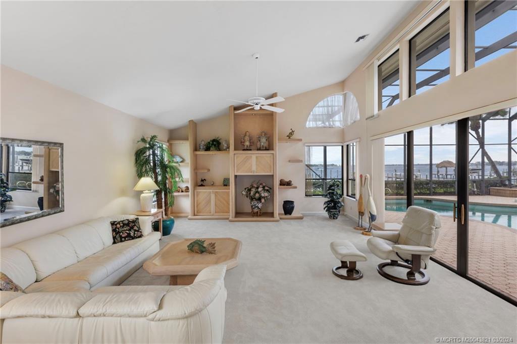 781 SW Bay Pointe Circle