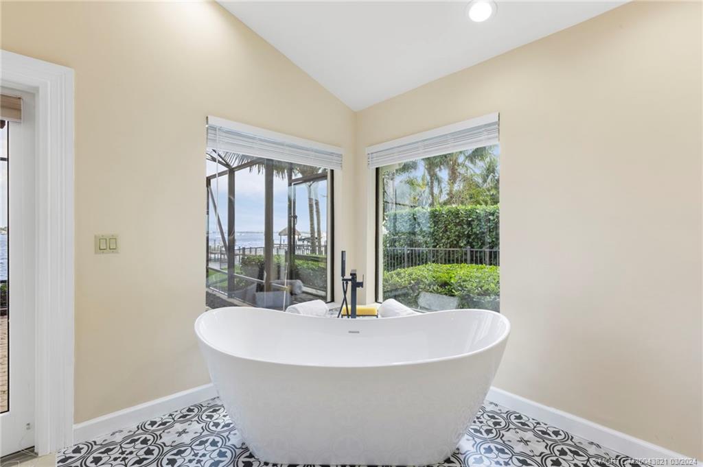 781 SW Bay Pointe Circle