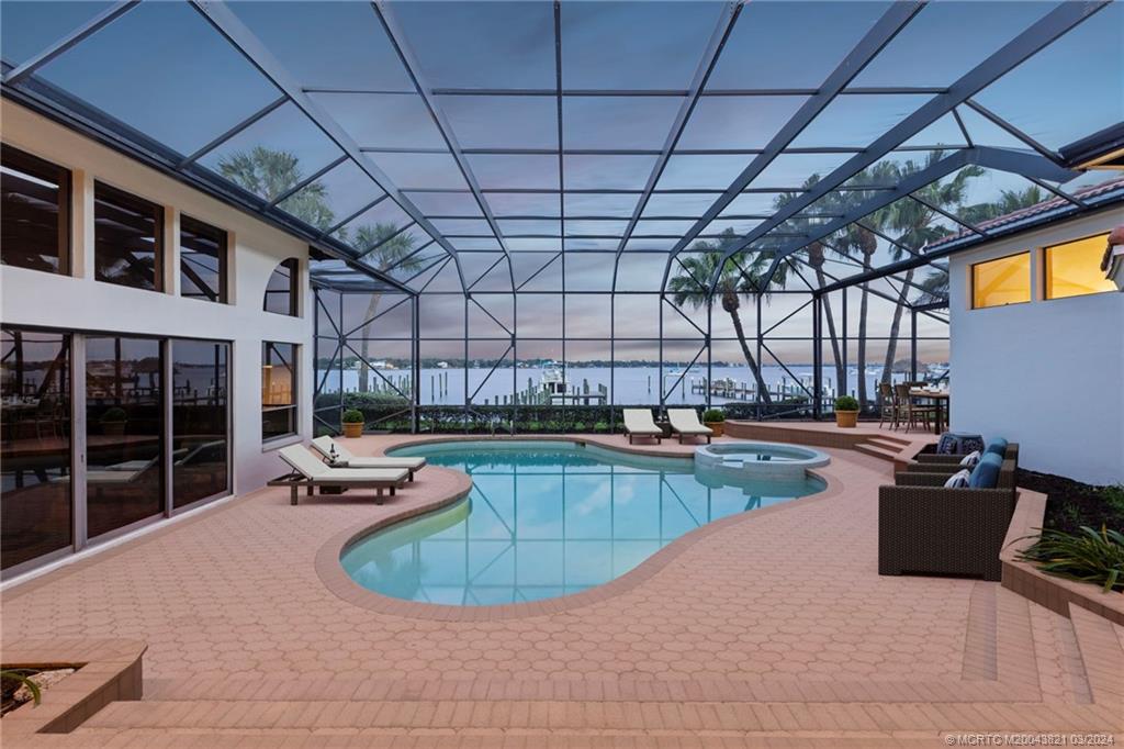 781 SW Bay Pointe Circle