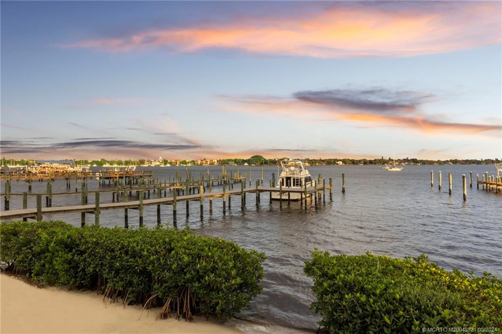 781 SW Bay Pointe Circle